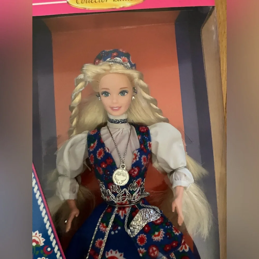 Barbie collector dolls in the boxes Around the World - Picture 6 of 10